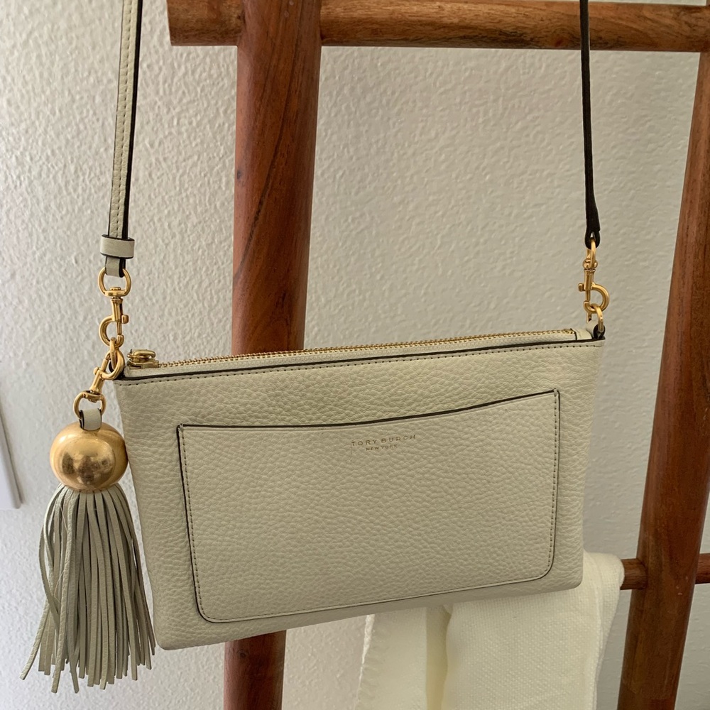 Tory Burch crossbody bag. In a good condition. Fits phone and wallet and cards